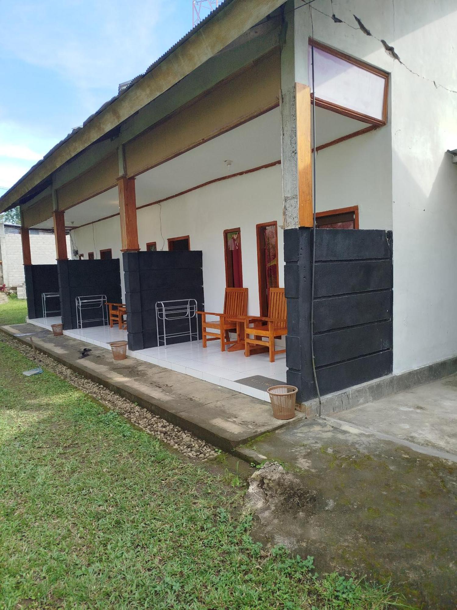 Tatasya Homestay Senaru Exterior photo